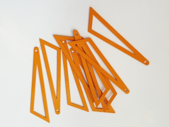 Bedel asymmertrische driehoek 45x38x13mm oranje