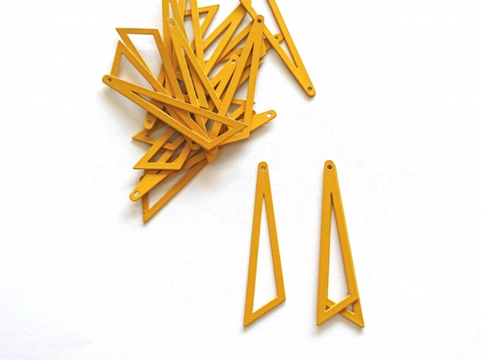 Letali assymetrische driehoek 45x38x13mm oker geel