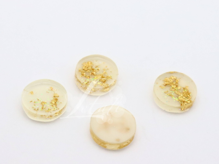 Letali Cabochon en résine - coloré, transparent et avec de flocons dorés - 12*3mm