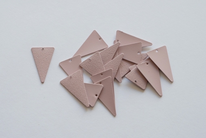 Letali Pendentif: triangle sablé caoutchouté -26*11mm