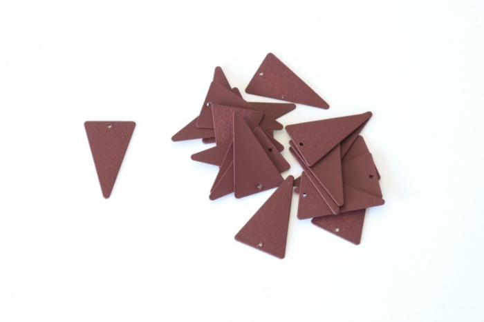 LLetali Pendentif: triangle sablé caoutchouté -26*11mm