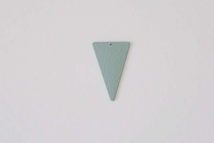 Letali Pendentif: triangle sablé caoutchouté -26*11mm
