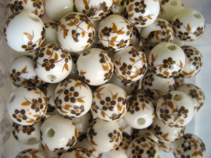 Perle blanche en porcelaine avec fleurs - 12mm